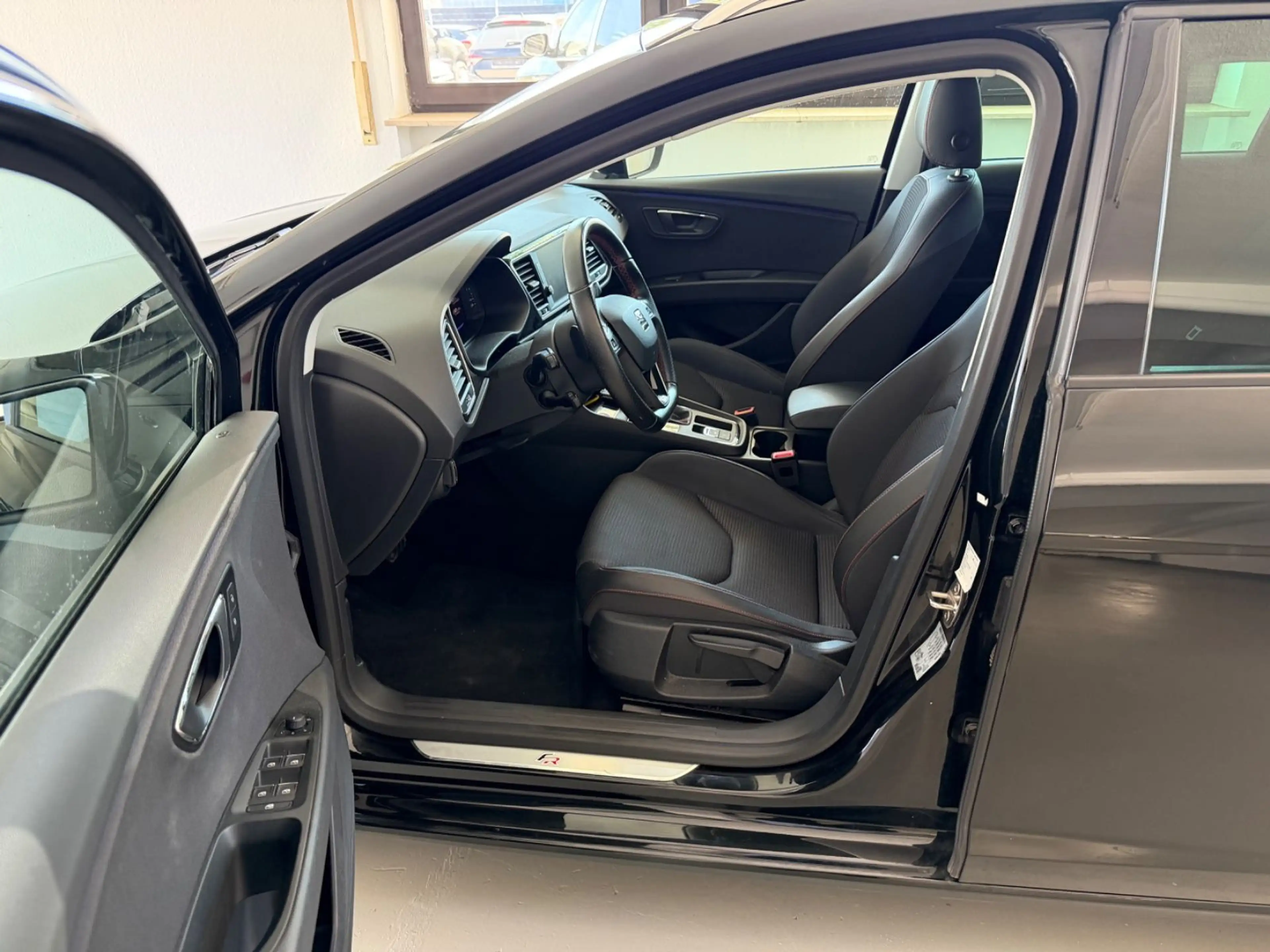 SEAT Leon ST FR 2.0TDI DSG Black Matt Edition Virtual — photo 6