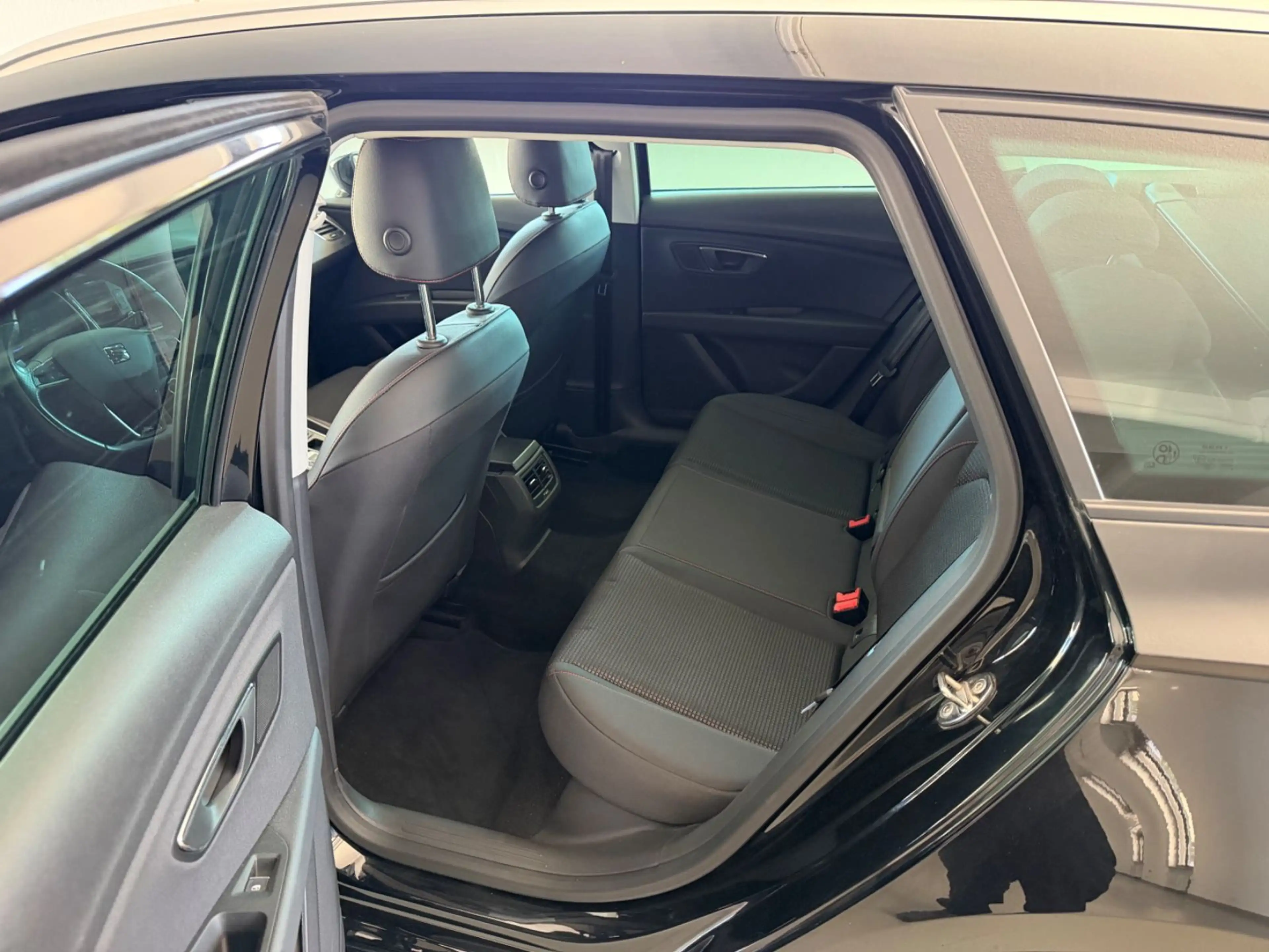 SEAT Leon ST FR 2.0TDI DSG Black Matt Edition Virtual — photo 5