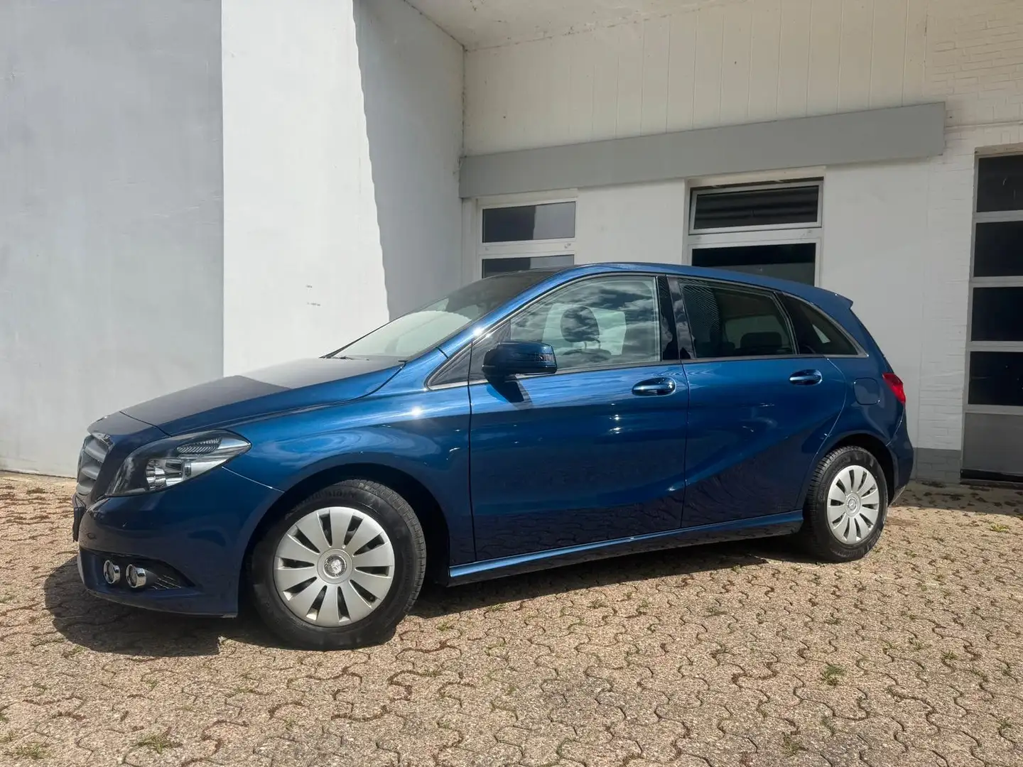 Mercedes-Benz B 180 Automatik 1.Hand Navi Klima USB Bluetooth Blau - 2