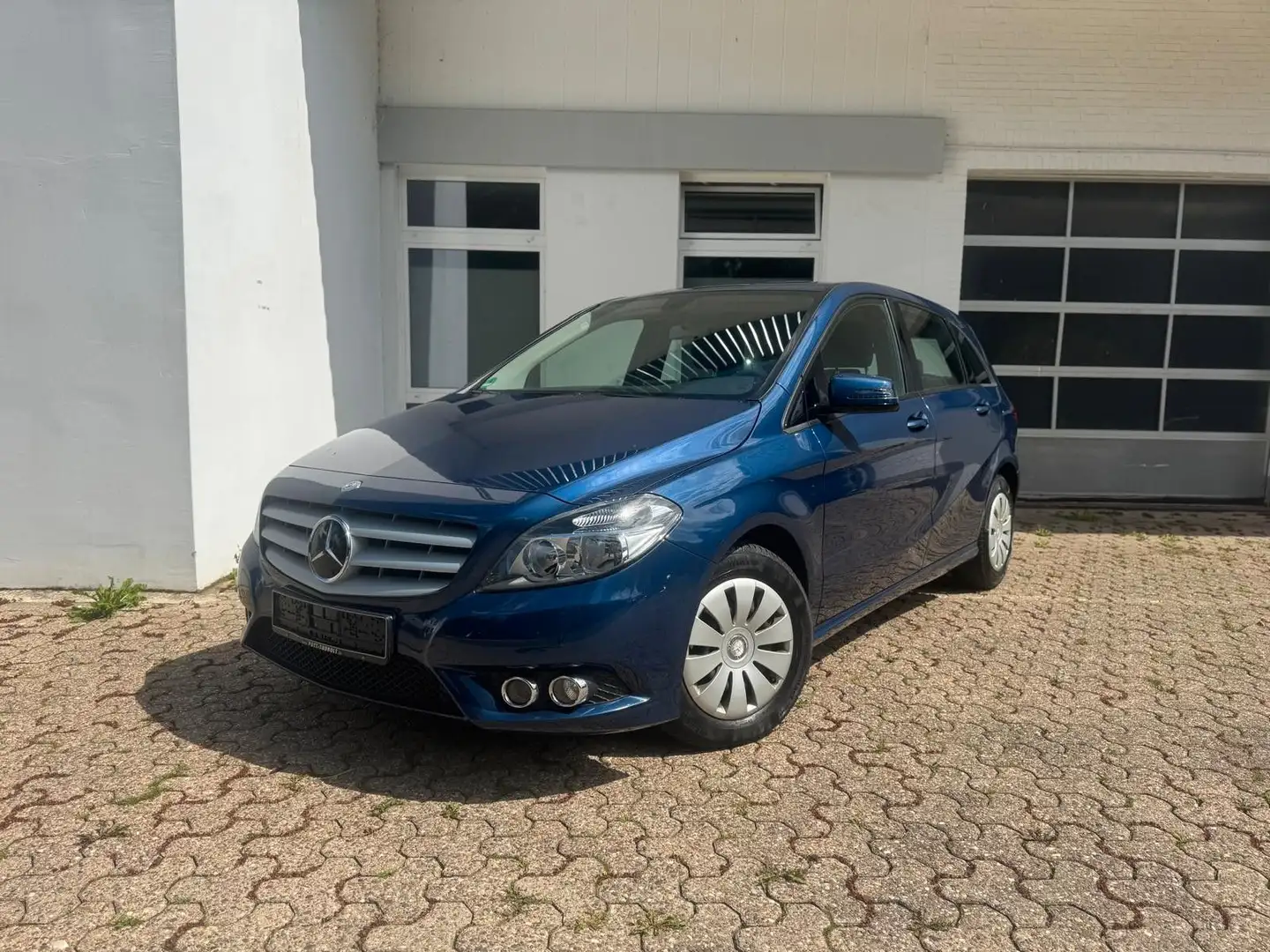 Mercedes-Benz B 180 Automatik 1.Hand Navi Klima USB Bluetooth Blau - 1