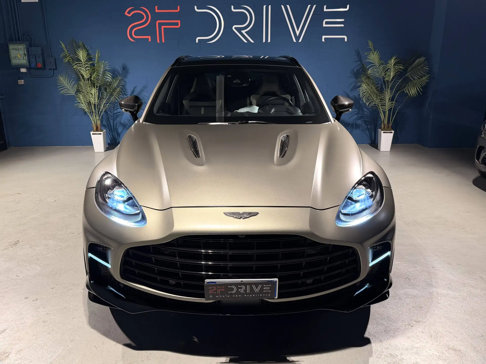 애스턴마틴 DBX 2022 베이지 사진 2