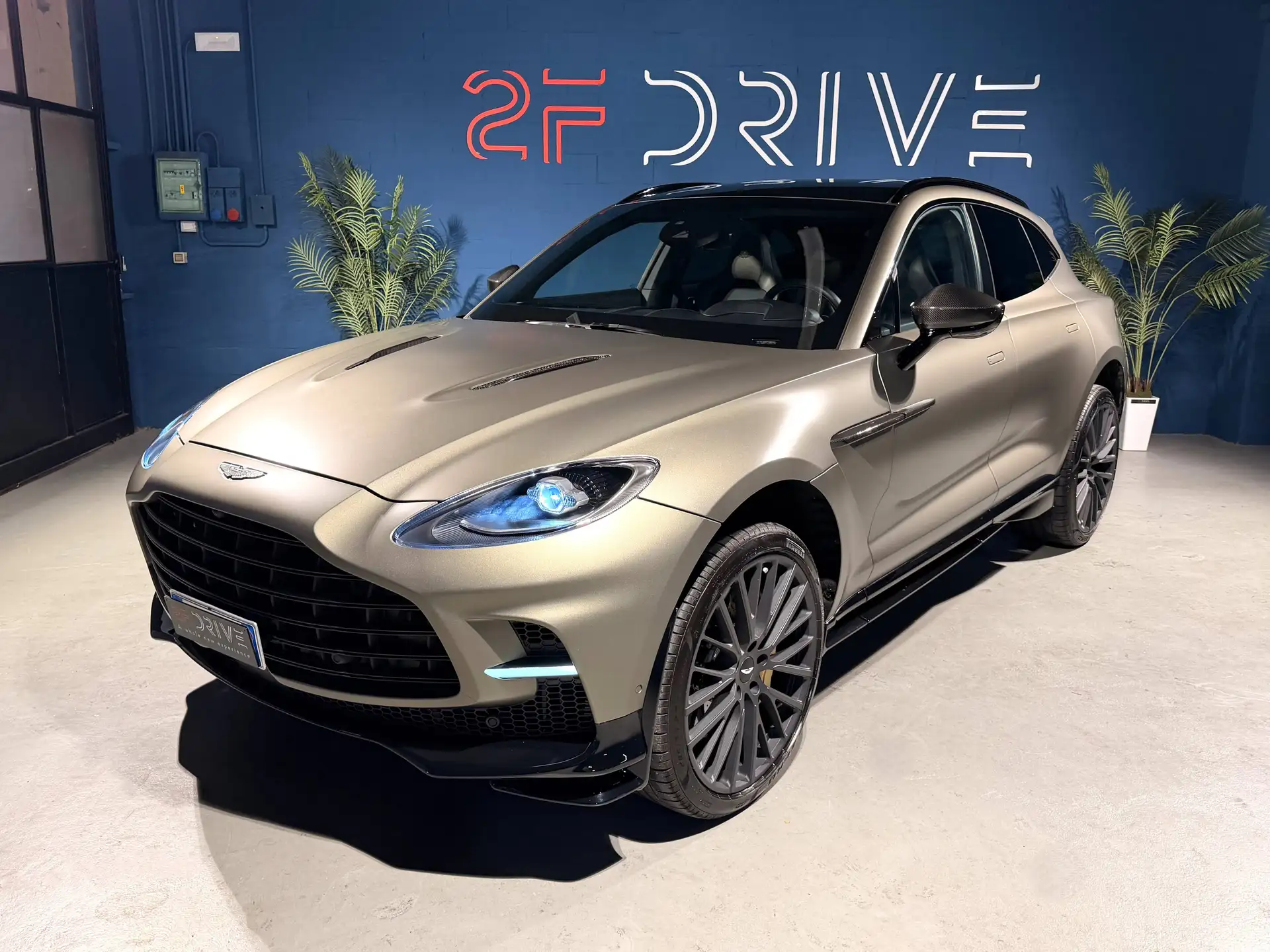 애스턴마틴 DBX 2022 베이지 사진 1