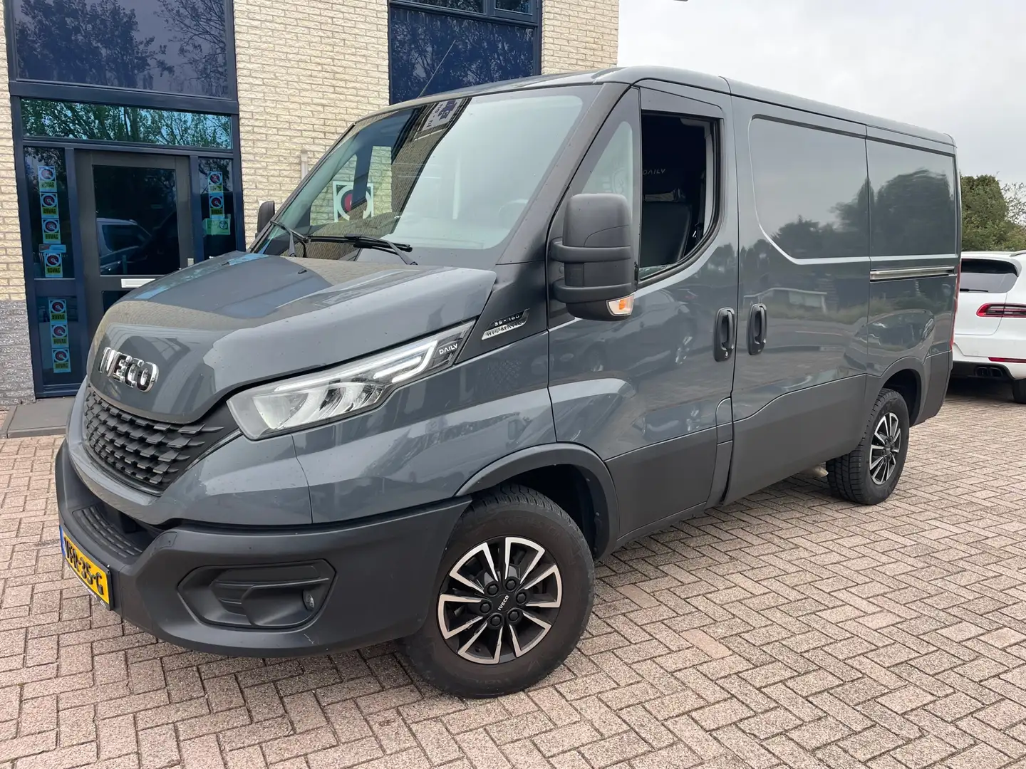 Iveco Daily 35S16V 2.3 300 H1-Automaat-NAP- Camera-NL Bus Grijs - 1