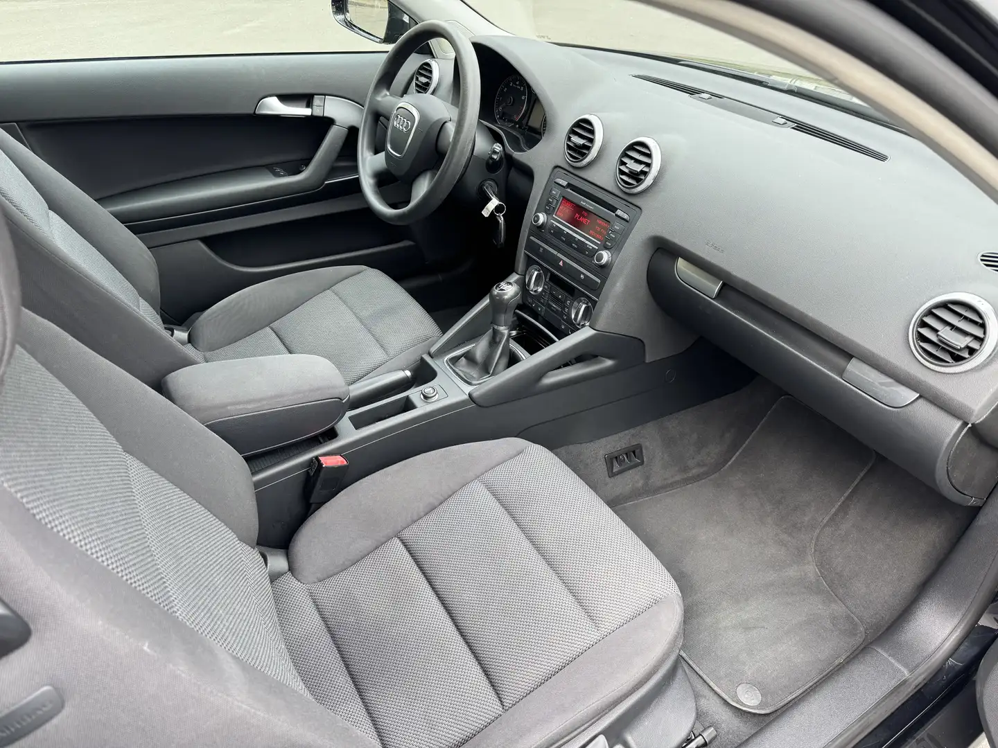 Audi A3 1.6 Attraction / Klimaautomatik / PDC Negro - 2