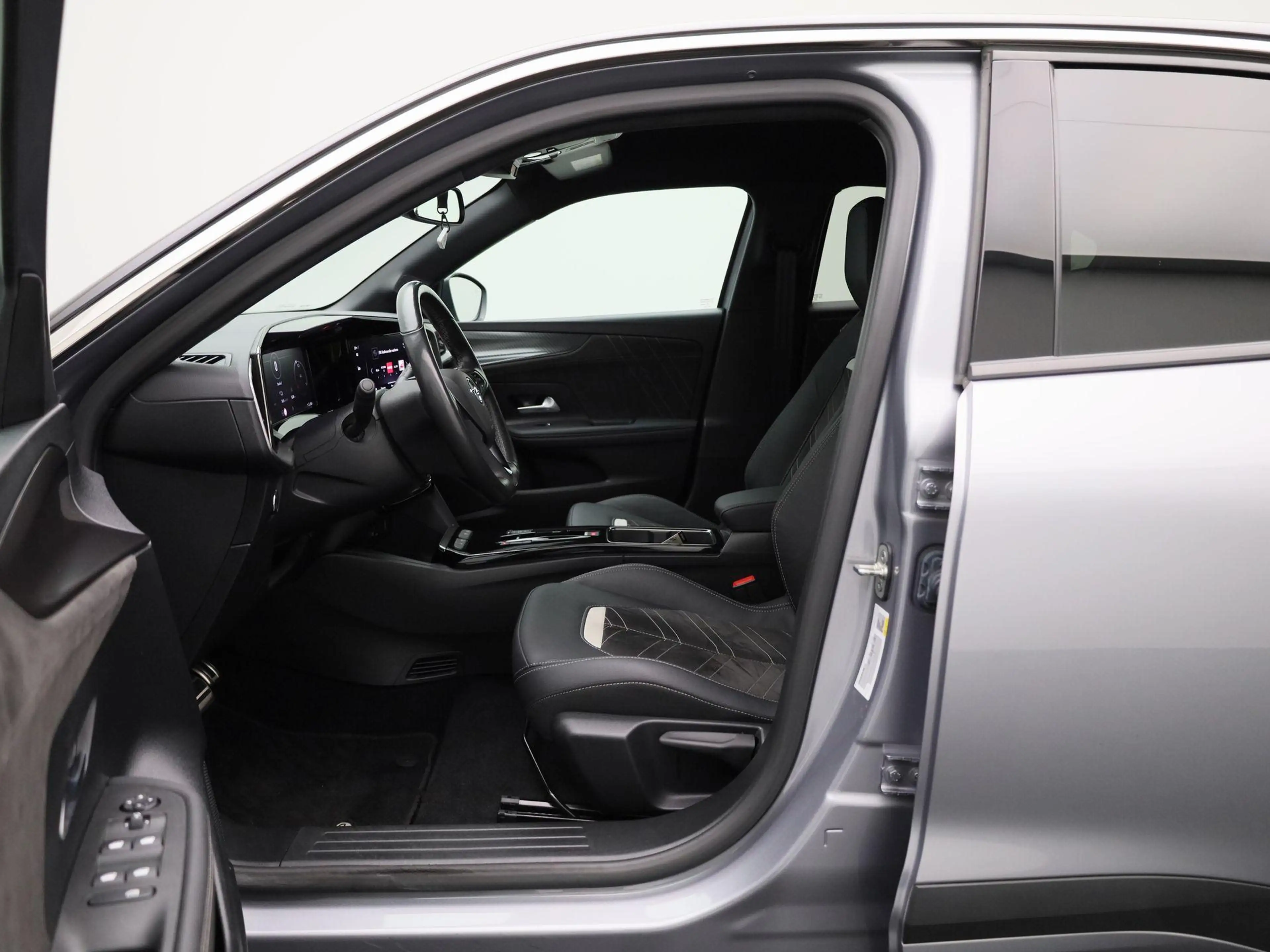 Opel Mokka-E BEV 50kWh e-Ultimate — photo 9