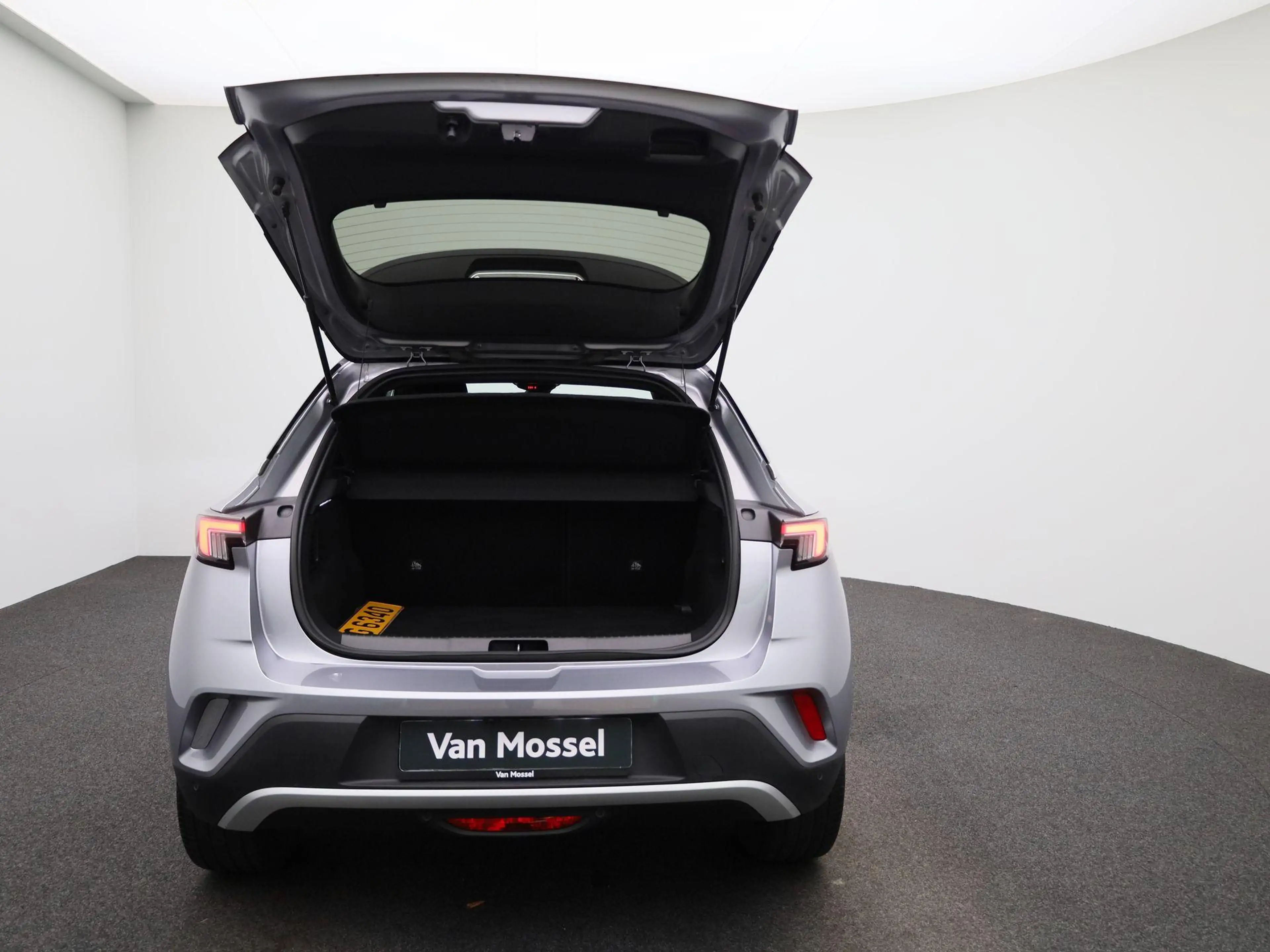 Opel Mokka-E BEV 50kWh e-Ultimate — photo 11