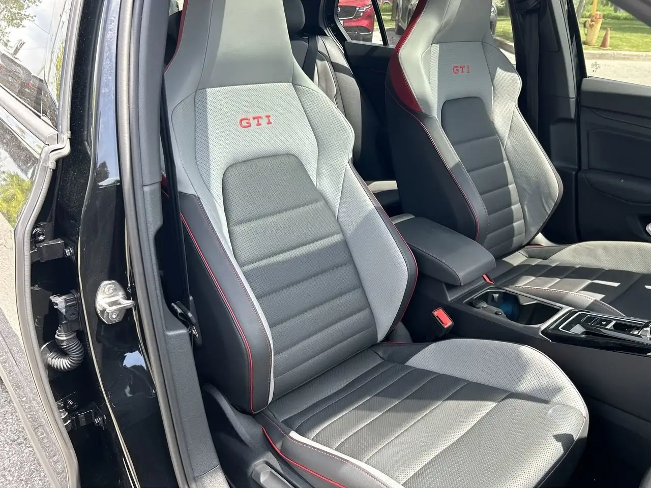 Volkswagen Golf GTI снимка Volkswagen Golf GTI