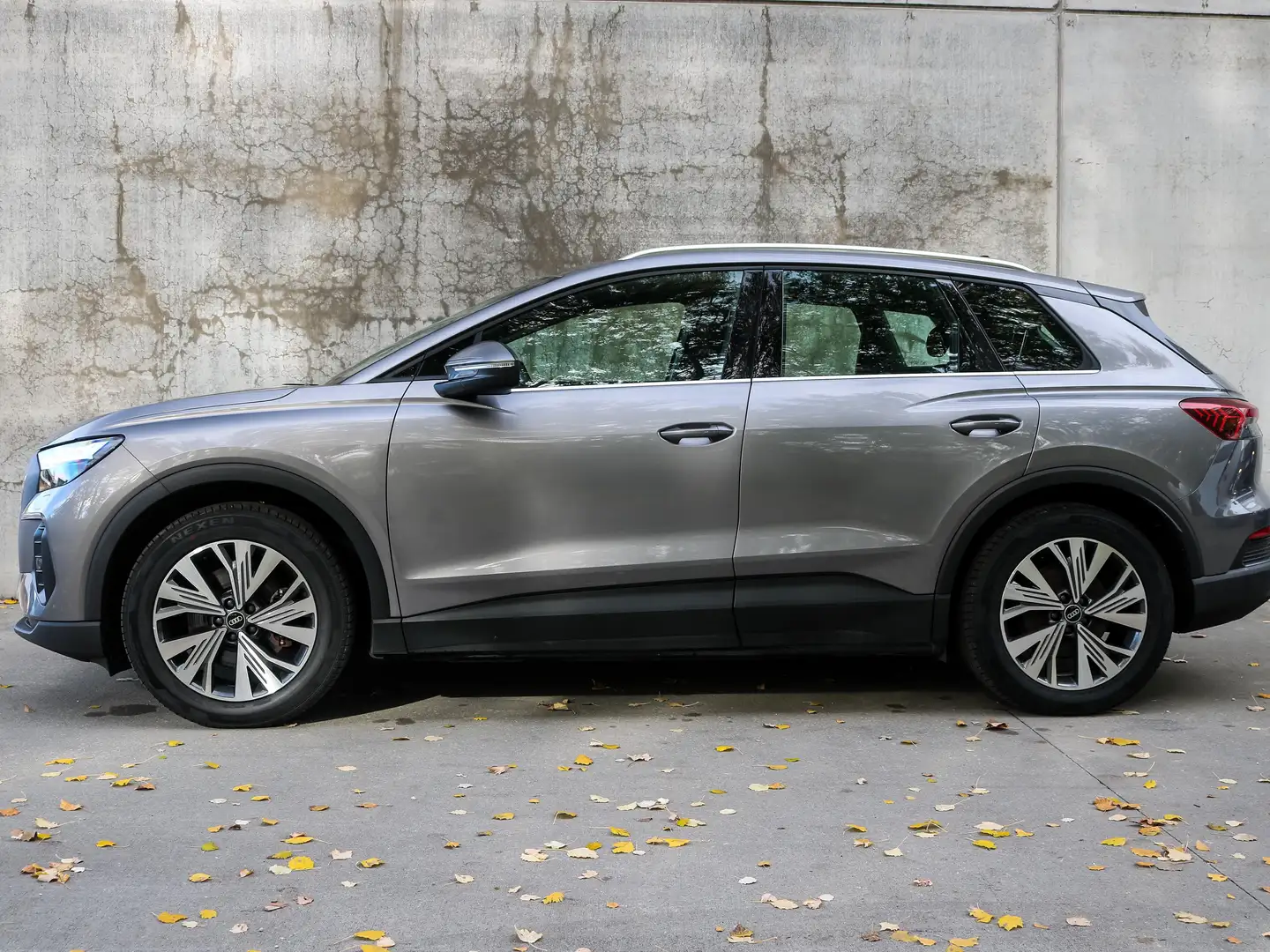 Audi Q4 e-tron 55 kWh 35 Advanced WARMTEPOMP Grijs - 2