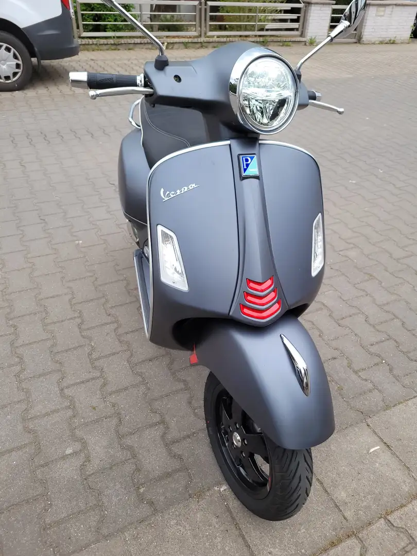 Vespa GTS Super Sport 300 Gris - 1