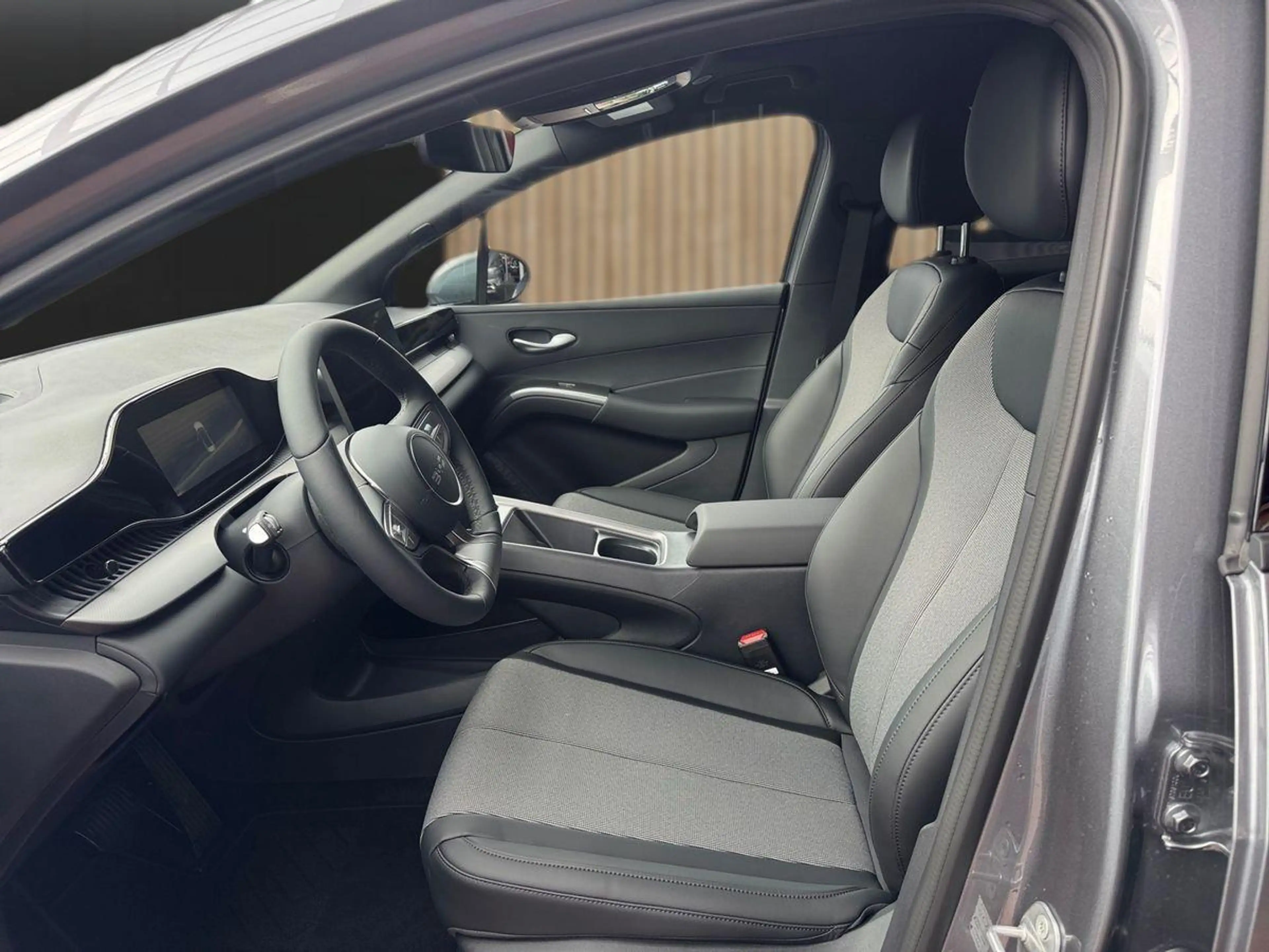 BYD Dolphin G 1.5 DM-i PHEV 156 kW Comfort — photo 8