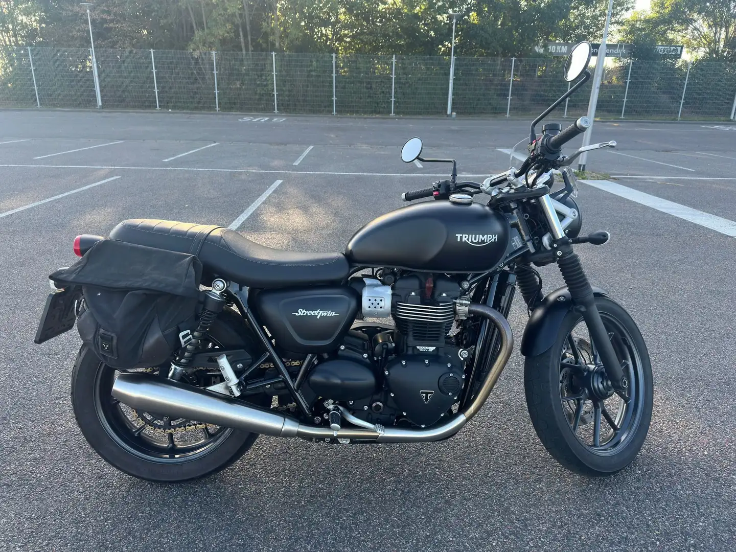 Triumph Street Twin ABS Czarny - 1