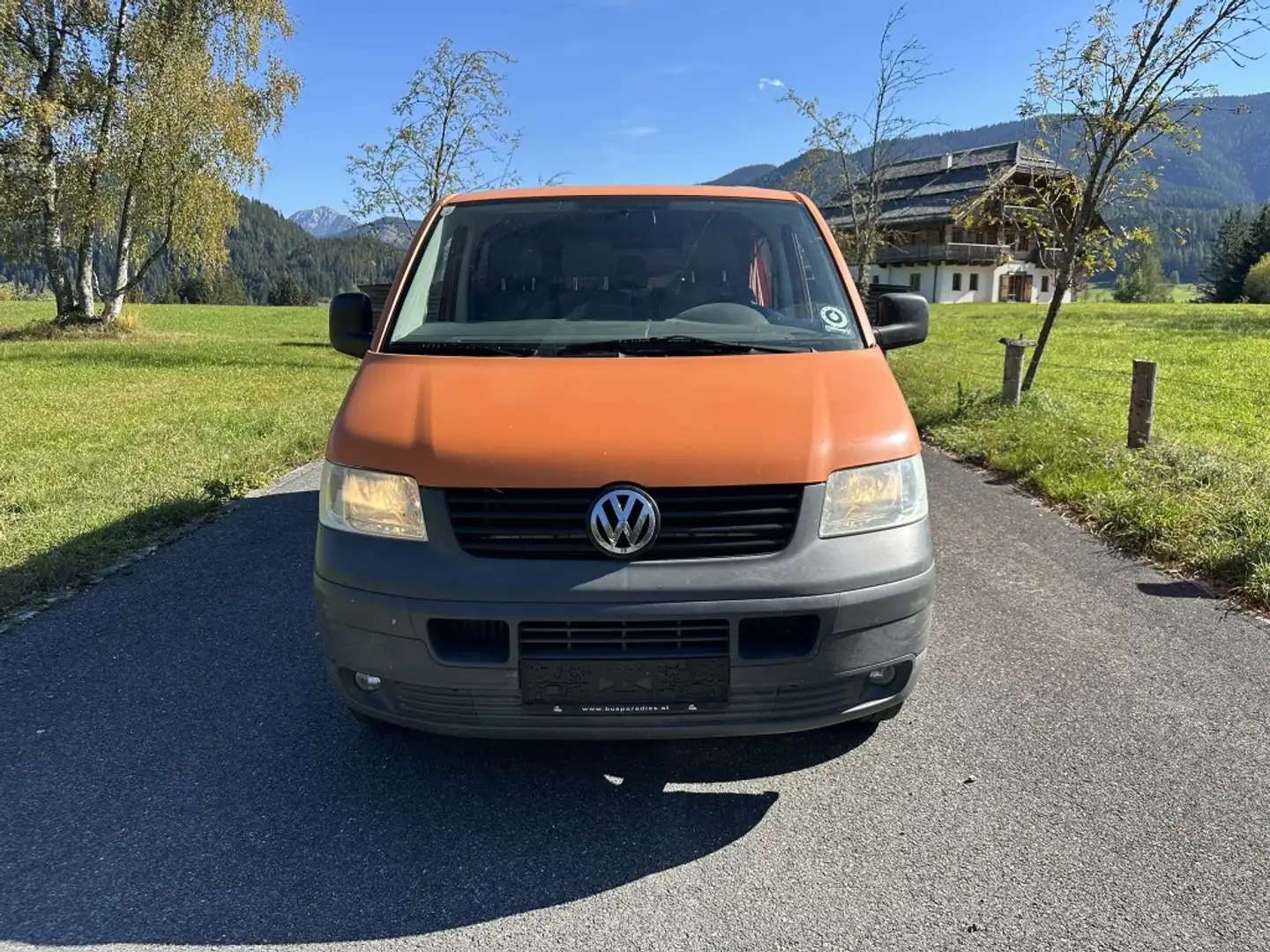 Volkswagen T5 Kombi T5 Camper 1,9TDI - 6 Sitzplätze - großes Bettsystem -T5 Camper 1,9TDI - 6 Sitzplätze - großes Bettsystem - Orange - 2