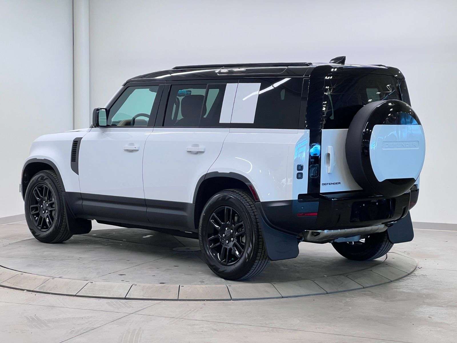 2026 Land Rover Defender 110 P300 S | LEASE FROM $899 PER MONTH alt 3