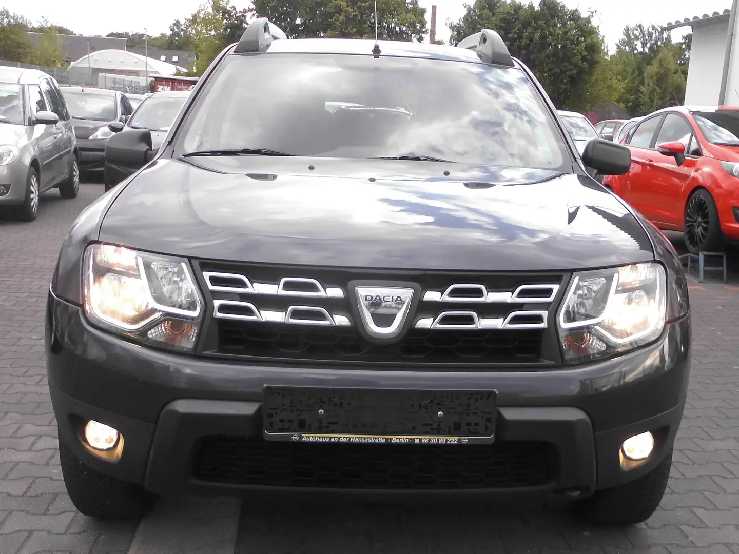 Dacia Duster TCe 125 4x2 Laureate.2 HAND,KLIMA,NAVI,AHK,118.TKM Grau - 1