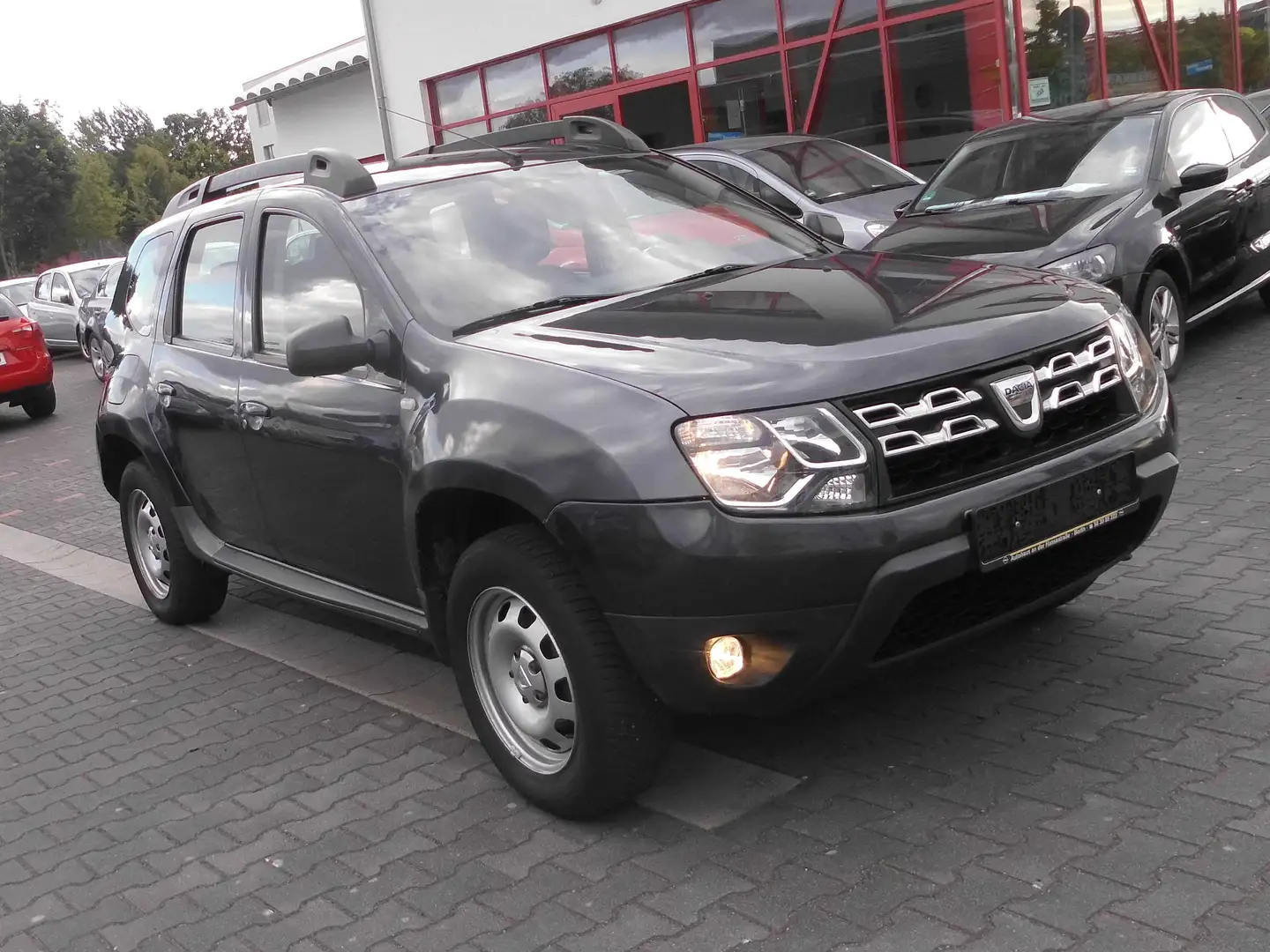 Dacia Duster TCe 125 4x2 Laureate.2 HAND,KLIMA,NAVI,AHK,118.TKM Grau - 2