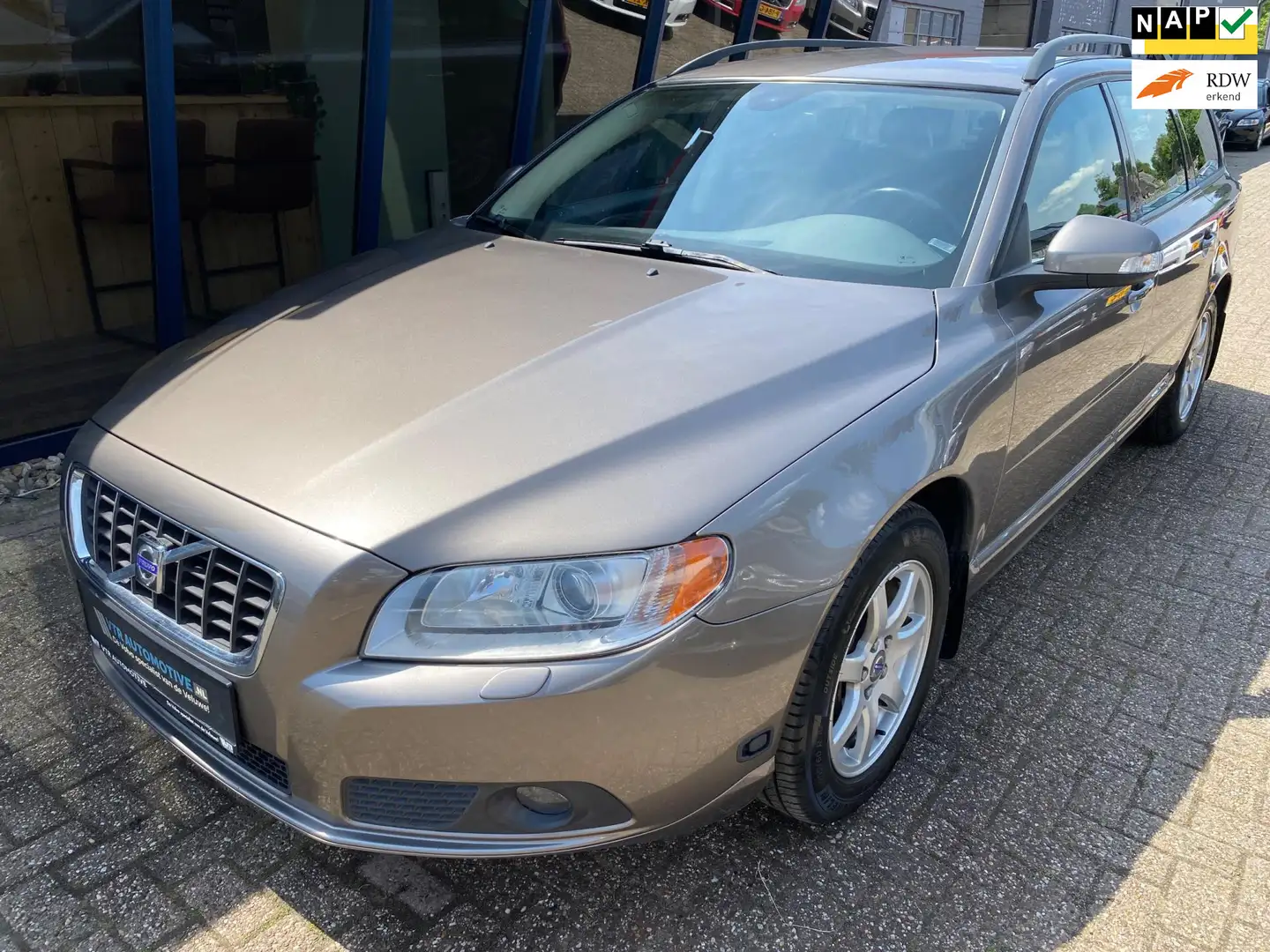 Volvo V70 2.5FT Momentum Automaat H.LEER / XENON / TREKHAAK Grijs - 1