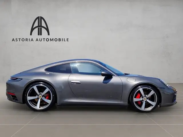 Porsche 911 view 7