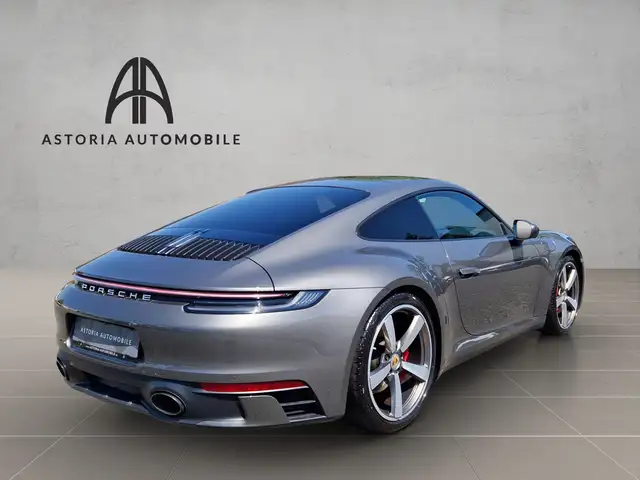 Porsche 911 view 8