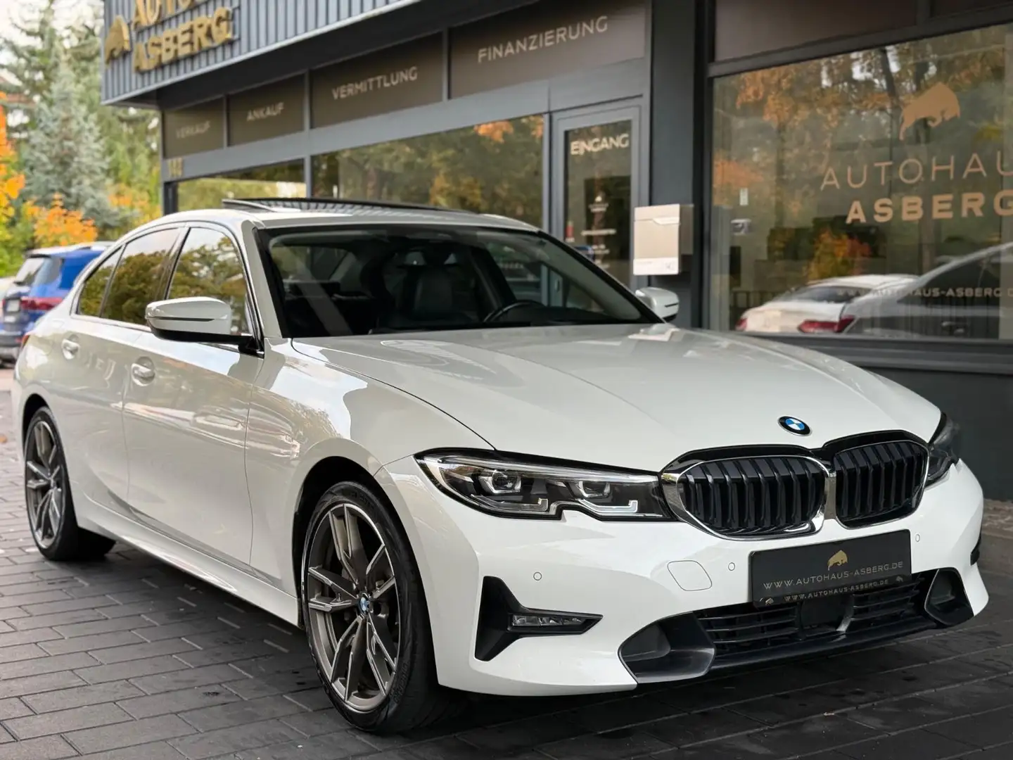 BMW 330 i Lim. SPORT LINE/DIGITAL/TOTW/ACC/PANO Weiß - 1