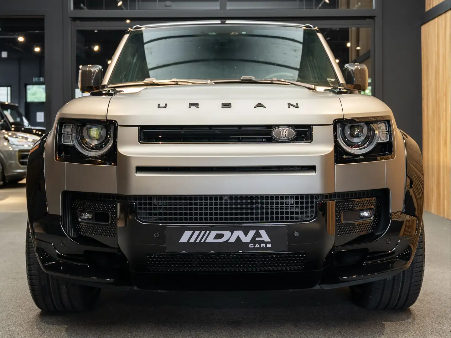 Land Rover Defender Urban Automotive WIDE Track HSE Hybrid P300e 110 X Grijs - 2