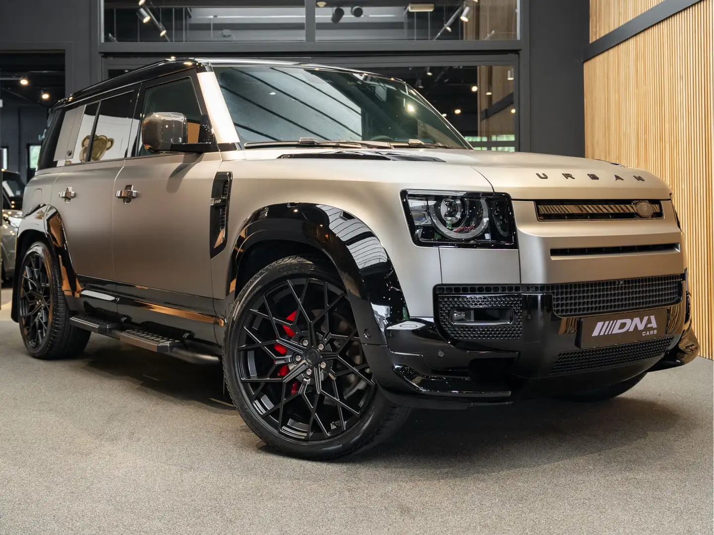 Land Rover Defender Urban Automotive WIDE Track HSE Hybrid P300e 110 X Grijs - 1