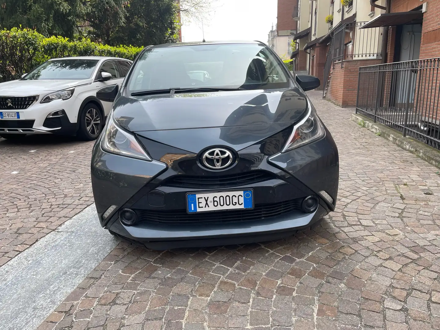 Toyota Aygo 5p 1.0 Active connect Grijs - 2