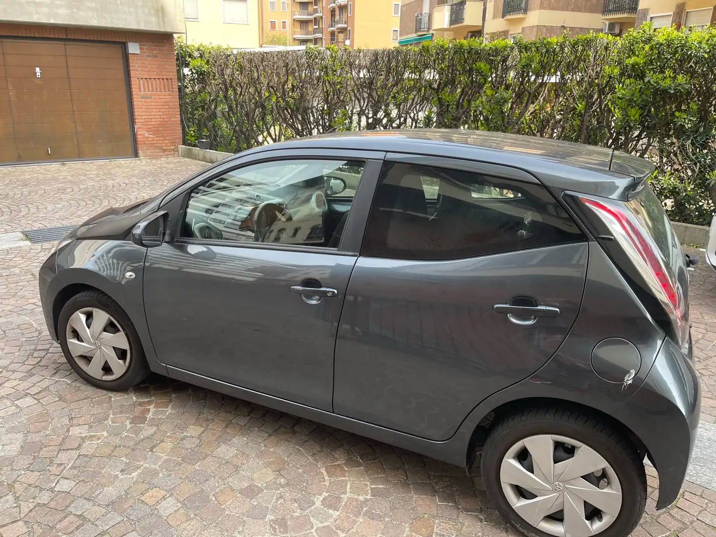 Toyota Aygo 5p 1.0 Active connect Gris - 1