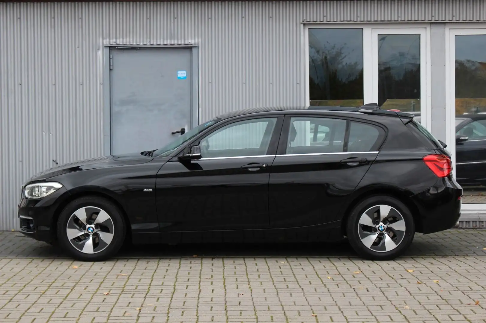BMW 118 d Lim. 5-trg. Urban Line LED+Navi+Teilleder Schwarz - 2