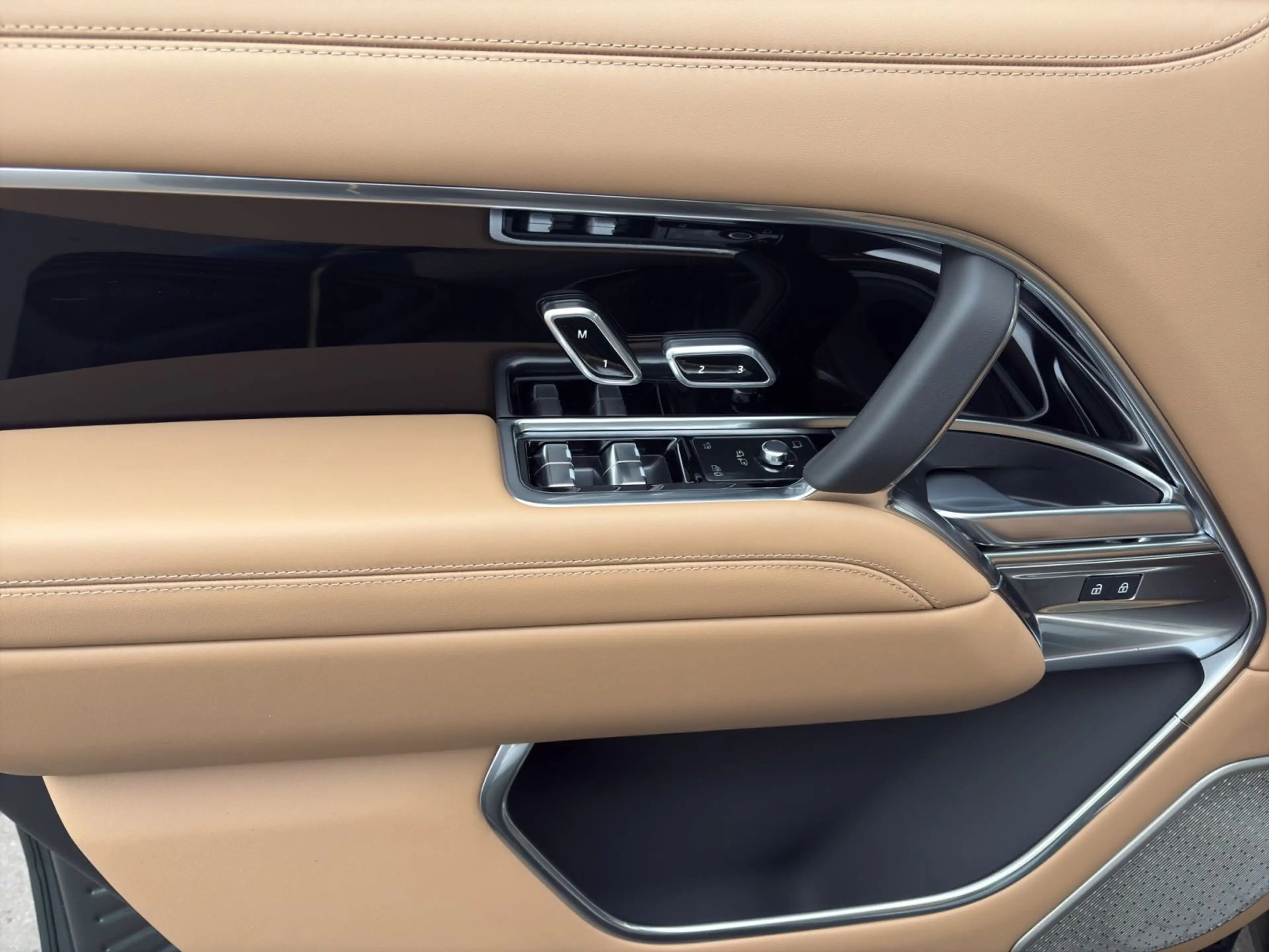 Land Rover Range Rover SWB 3.0 Plug-in Hybrid P550e Autobio — photo 12