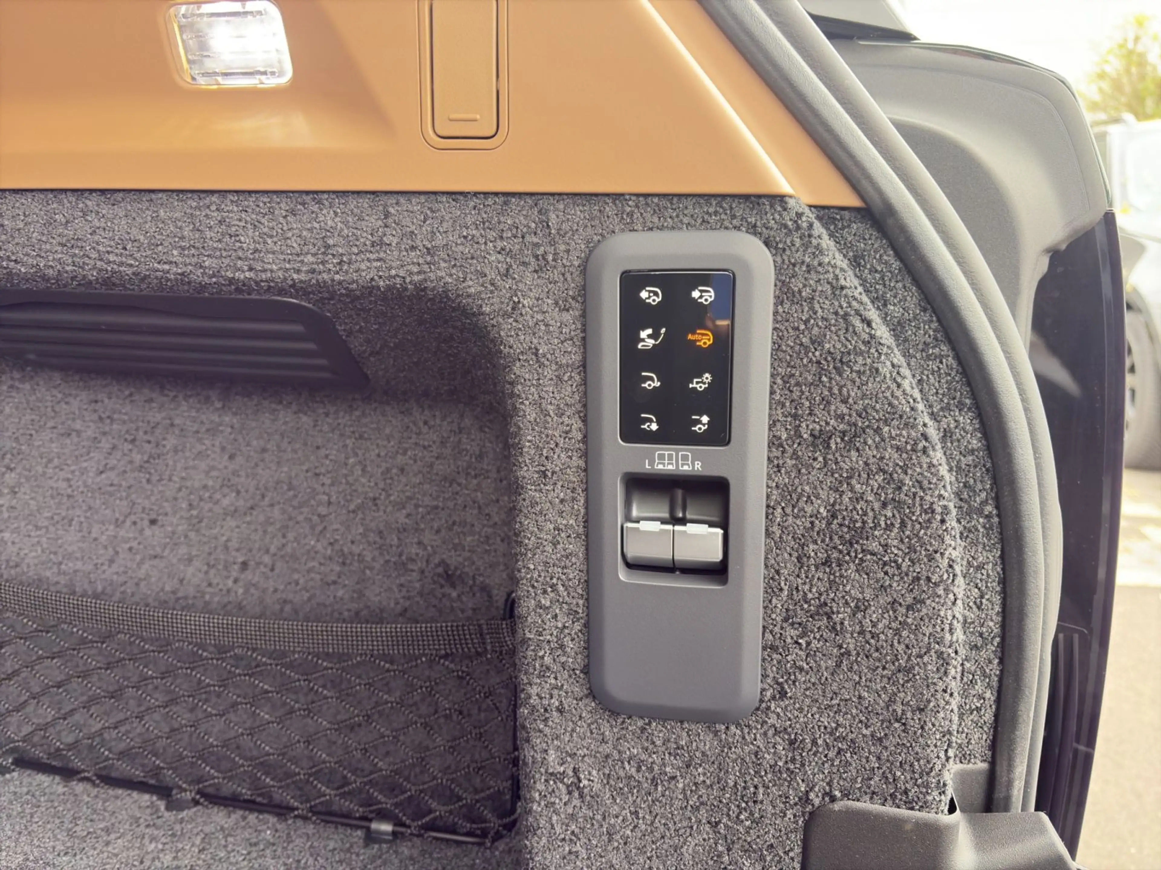 Land Rover Range Rover SWB 3.0 Plug-in Hybrid P550e Autobio — photo 14