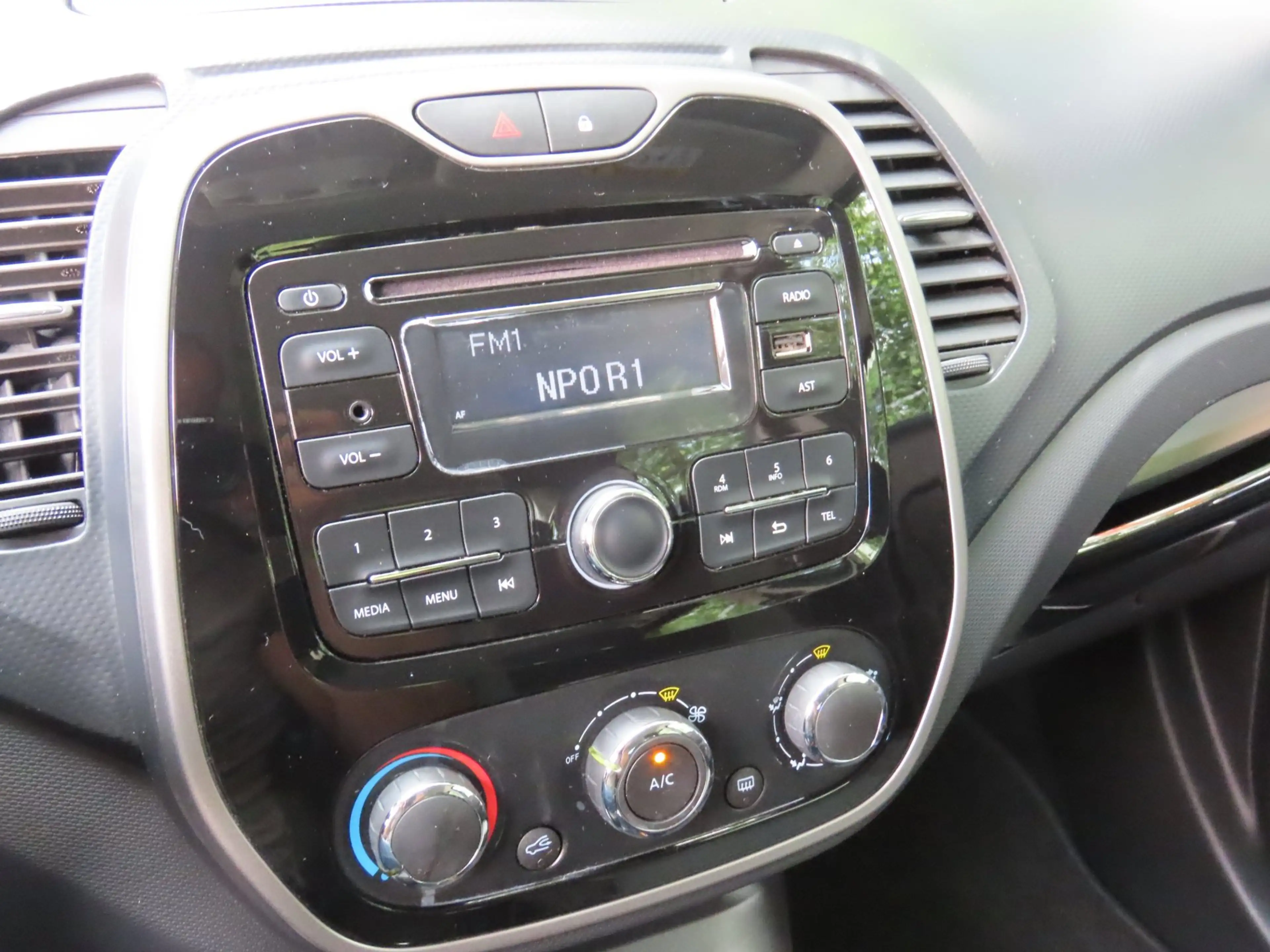 Renault Captur 0.9 TCe Expression — photo 16