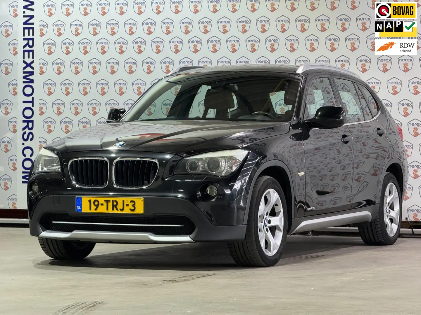 BMW X1 SDrive20i Business/PANO/NAVI/CRUISE/AIRCO/XENON Zwart - 1