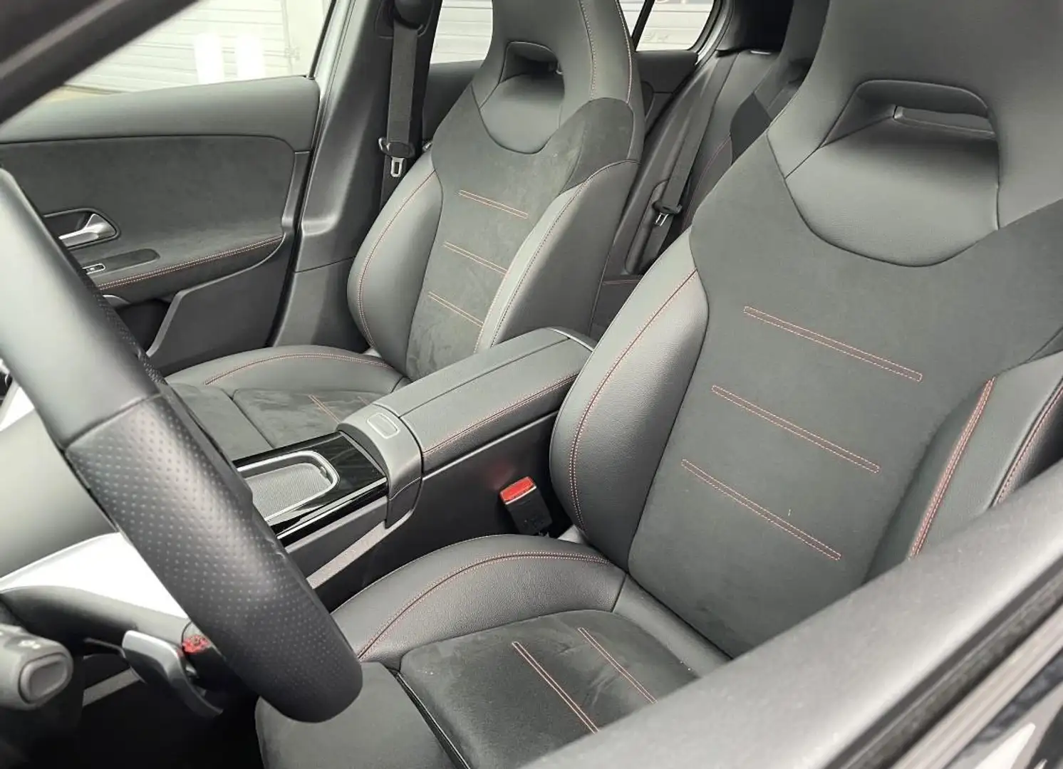 Mercedes-Benz A 250 e Hatchback AMG Line | Panoramisch Dak | Head-Up D Zilver - 2