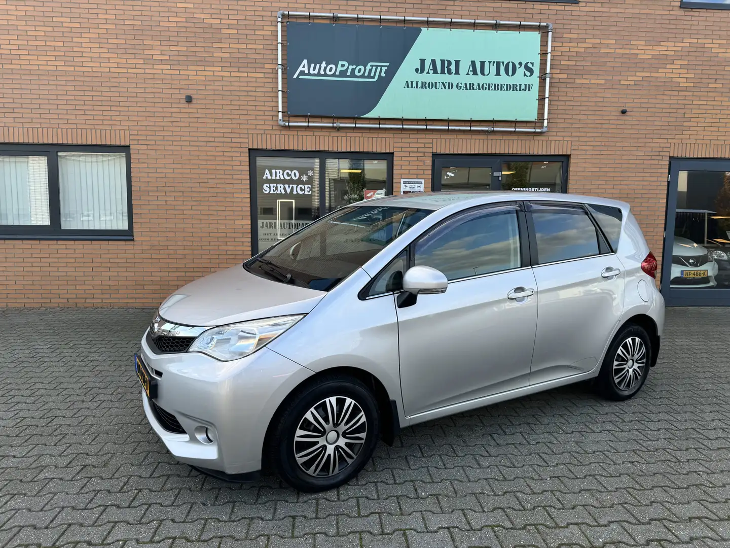 Subaru Trezia 1.3 Luxury Model Toyota Verso s Grijs - 1