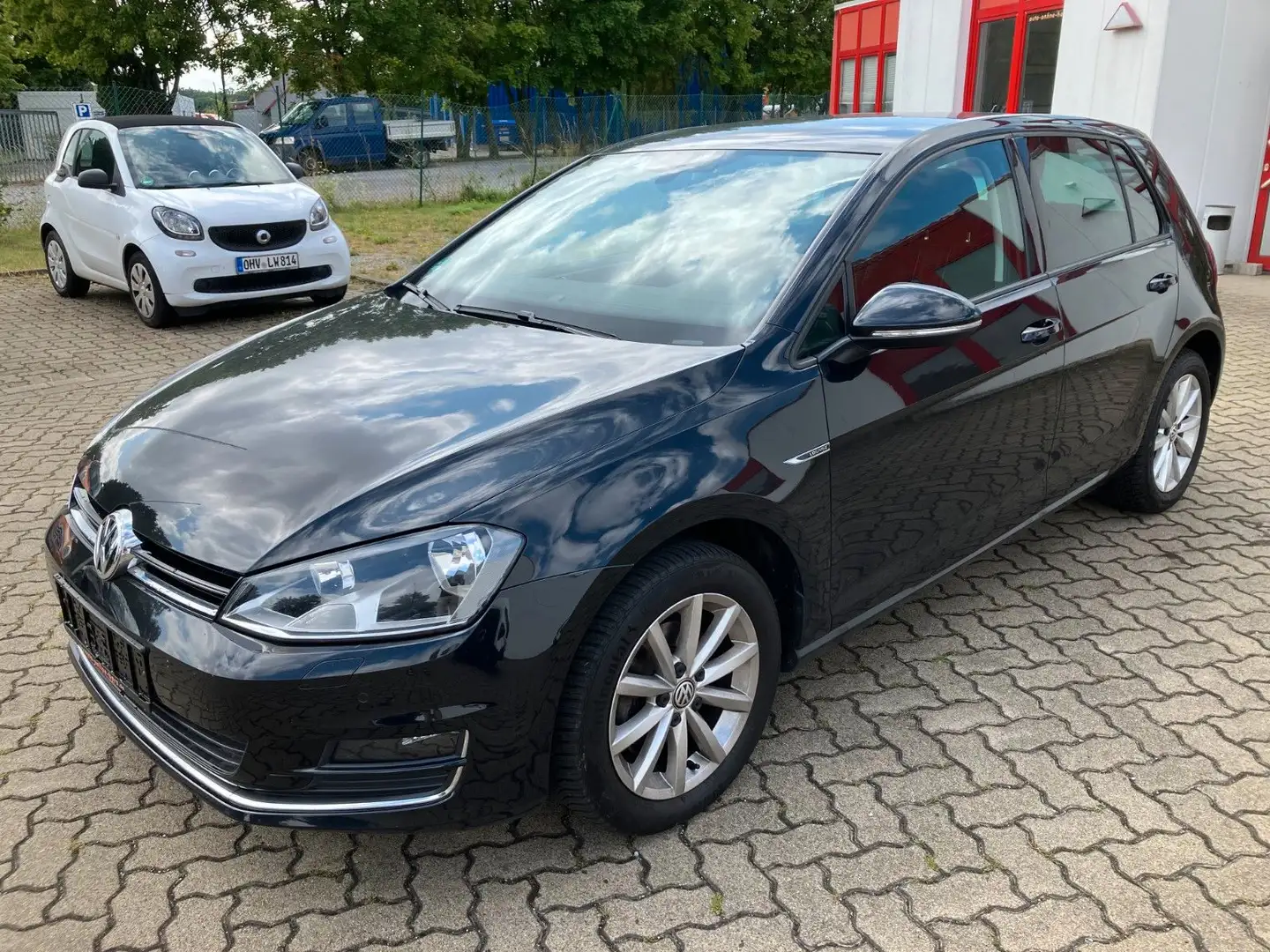 Volkswagen Golf VII 1.2 Lounge BMT NAVI Zwart - 2