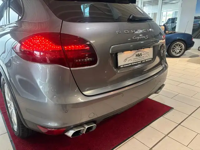 Porsche Cayenne view 3