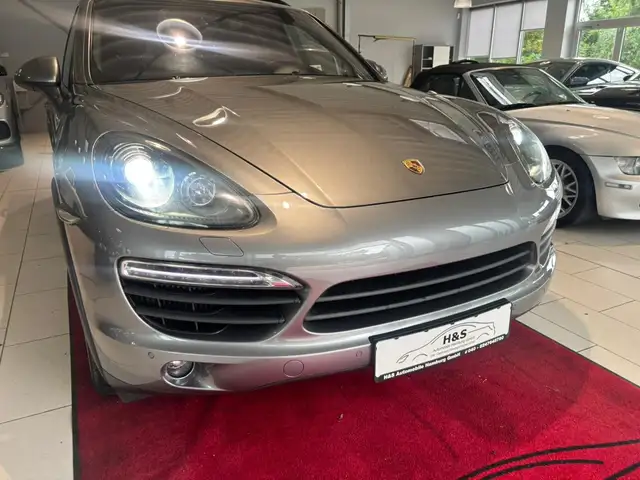 Porsche Cayenne view 8