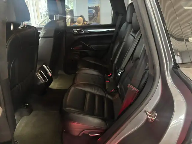 Porsche Cayenne view 9