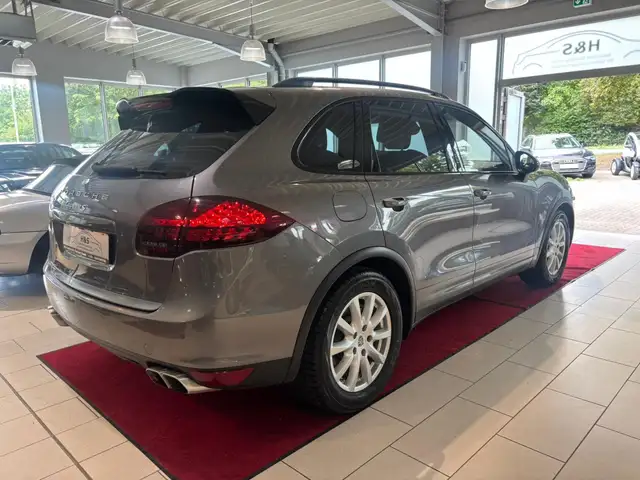 Porsche Cayenne view 7