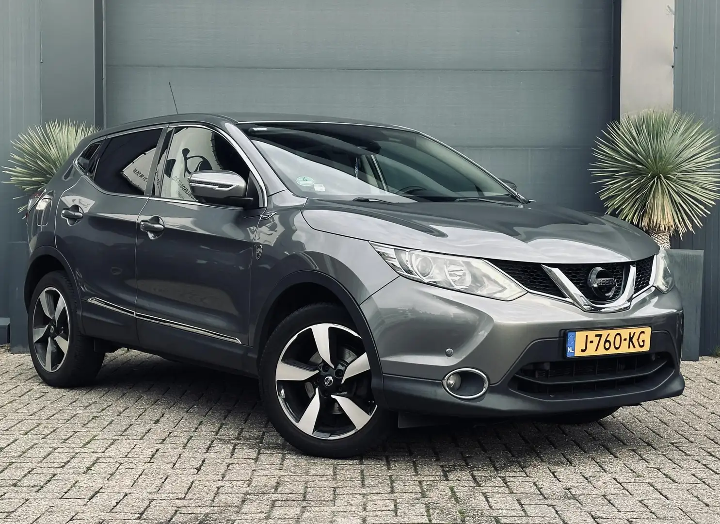 Nissan Qashqai 1.2 Acenta/Navi/Camera/PDC Grijs - 1