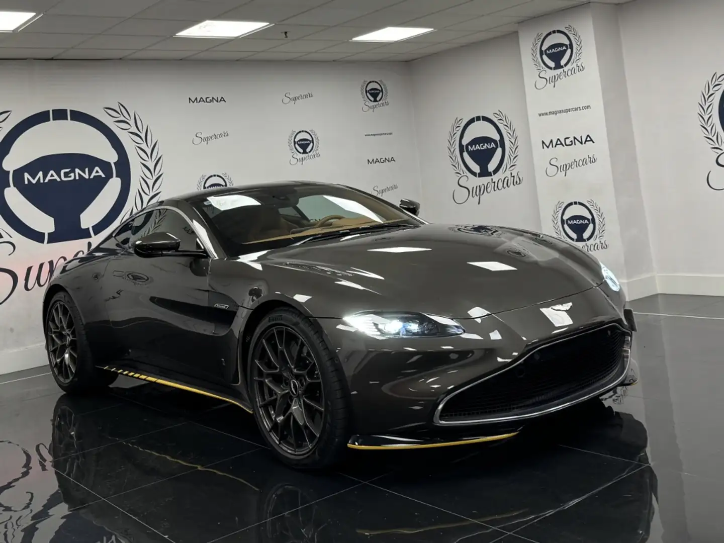 Aston Martin Vantage Gris - 1