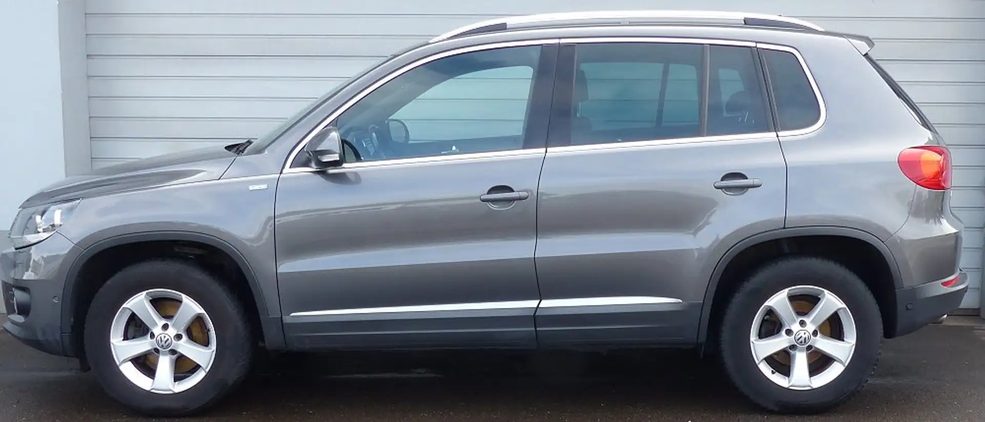 Volkswagen Tiguan Life BMT 2. Hand Scheckheft sehr gepflegt Grau - 2