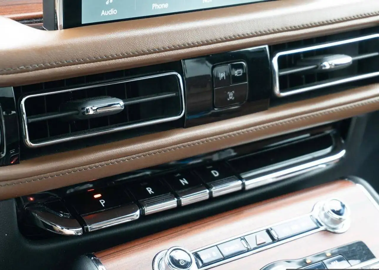 Lincoln Aviator снимка Lincoln Aviator