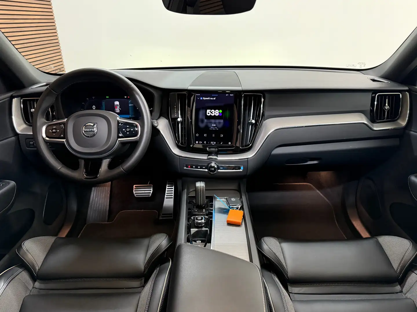 Volvo XC60 2.0 T6 Ultimate Dark R-Design Plug-in Hybrid Recha Wit - 2