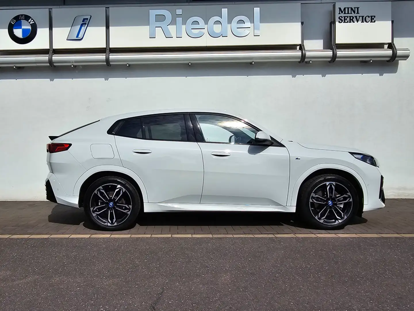 BMW iX2 ix2 xDrive30 M Sportpaket*Head-Up*AHK*DAPro*h/k* Weiß - 2