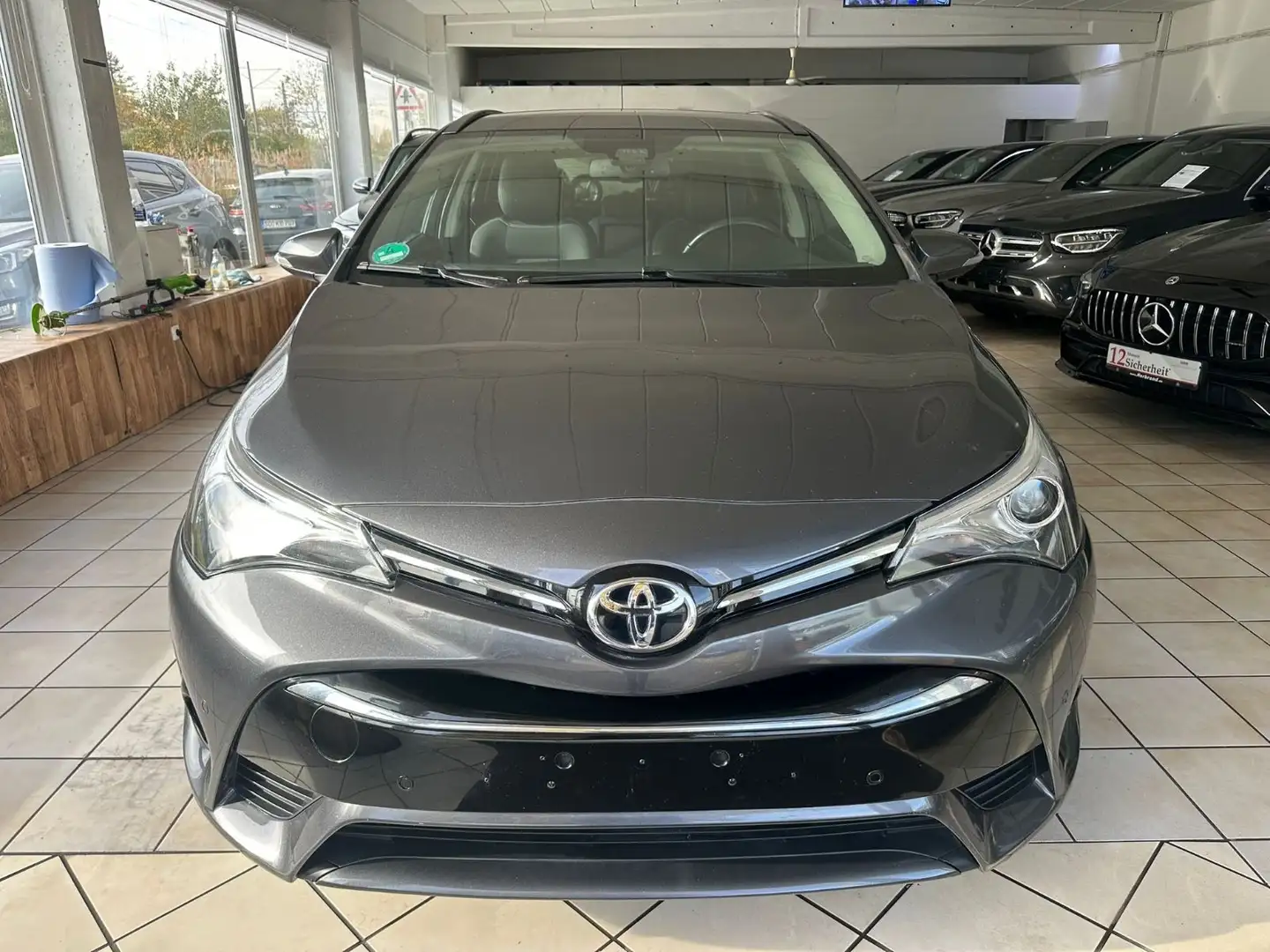 Toyota Avensis 2,0 D-4D Touring Sports Edition-S Navi Grau - 1