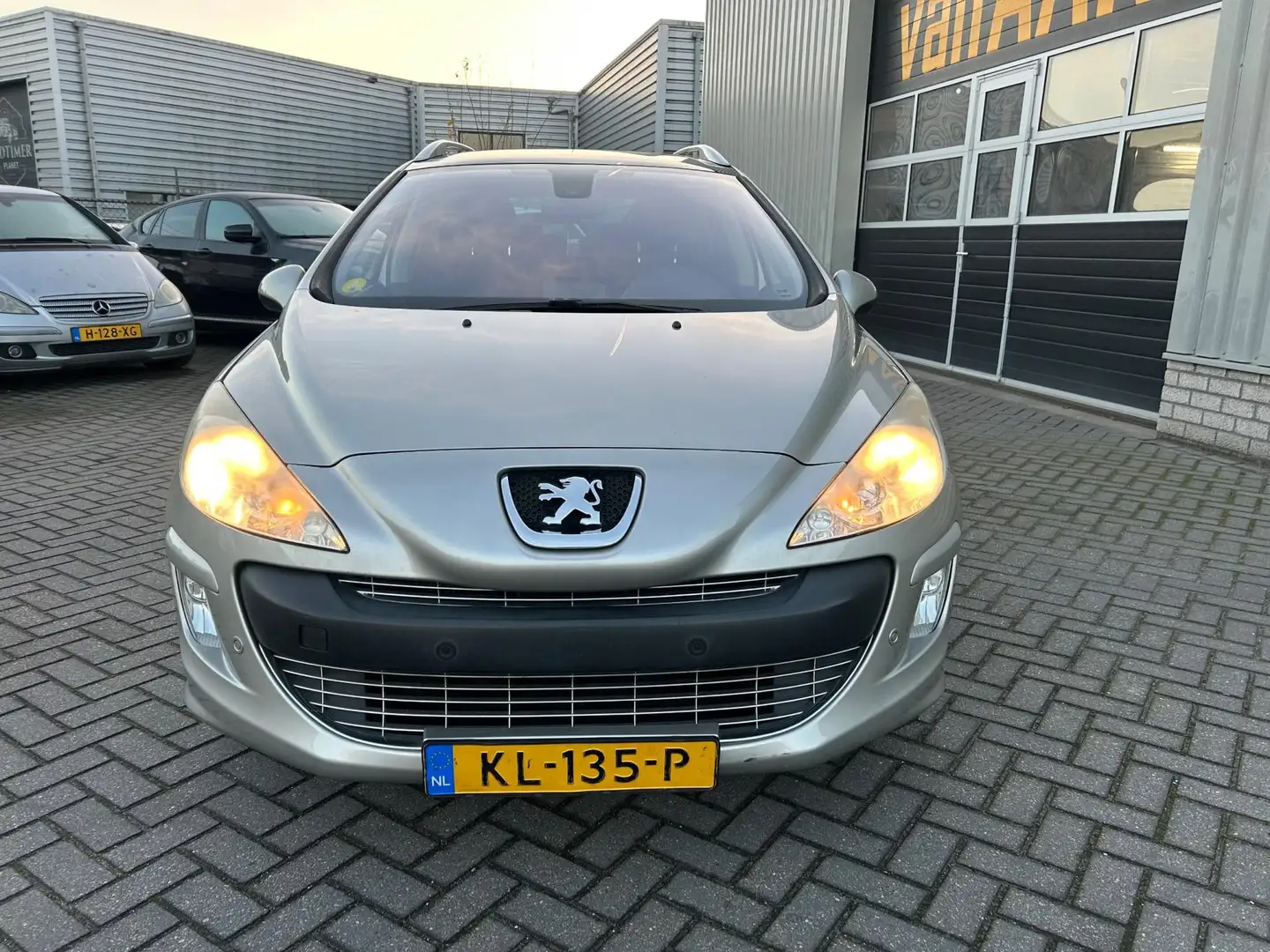 Peugeot 308 SW 1.6 THP XT | PANO DAK | | 7 PERSOONS | NAVI | A Grau - 2