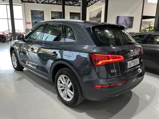 Audi Q5 view 8