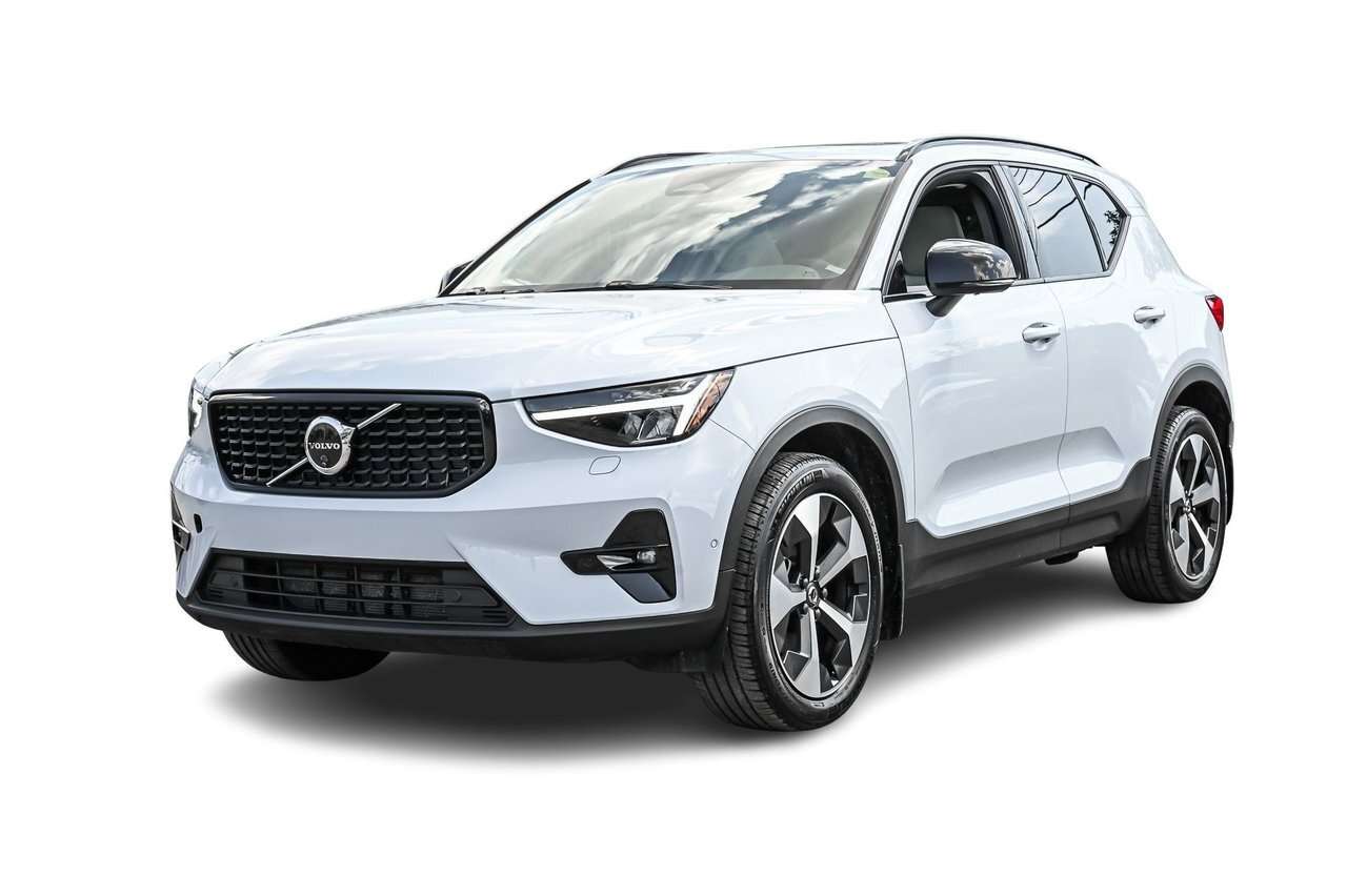 2025 Volvo XC40 B5 AWD Plus Dark Theme Climate + Protection / Clim