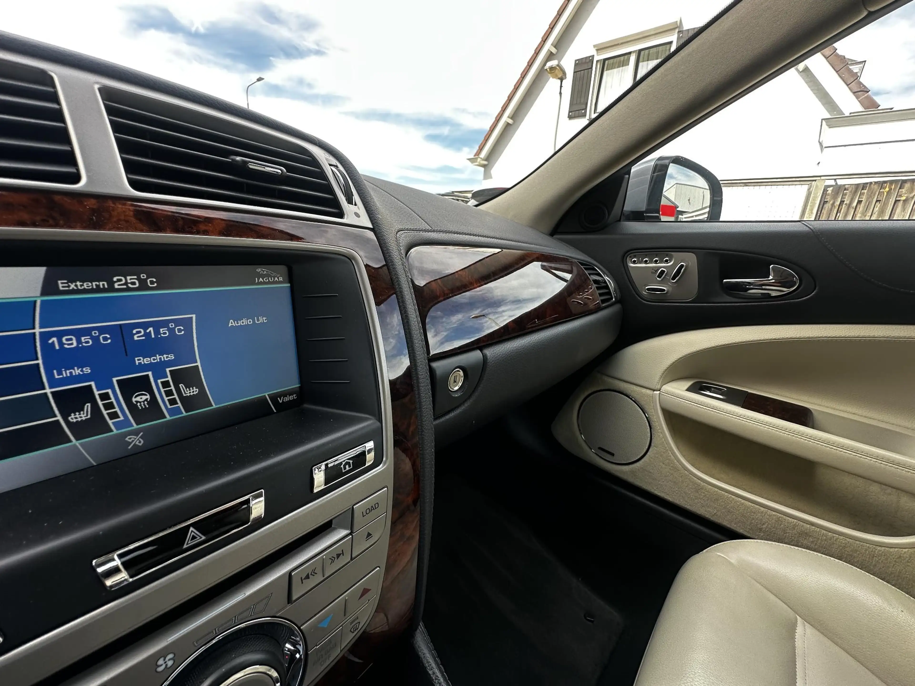 Jaguar XKR 5.0 V8 S/C Convertible — photo 18